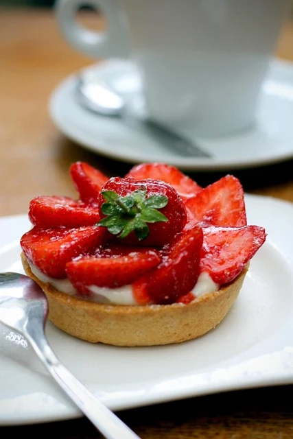 Often features a sweeter glaze and may include cream cheese or condensed milk layer for richness. It's sometimes made in a graham cracker crust for extra sweetness.